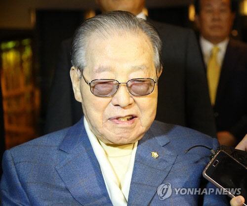 김종필 전 총리는 '시사저널'과의 인터뷰에서 촛불 집회에 대한 부정적 견해를 얘기하며 박근혜 대통령의 성격에 대해서도 허심탄회하게 털어놓았다. 사진=연합뉴스